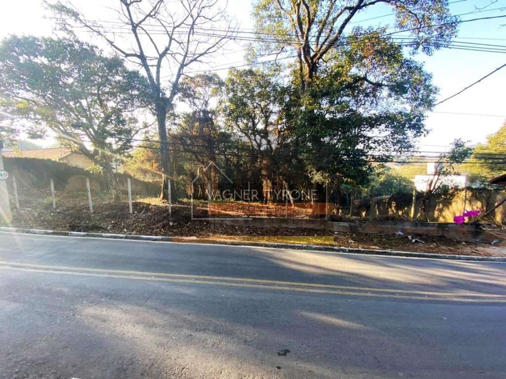 Terreno à Venda na Granja Viana – 2.334 m²