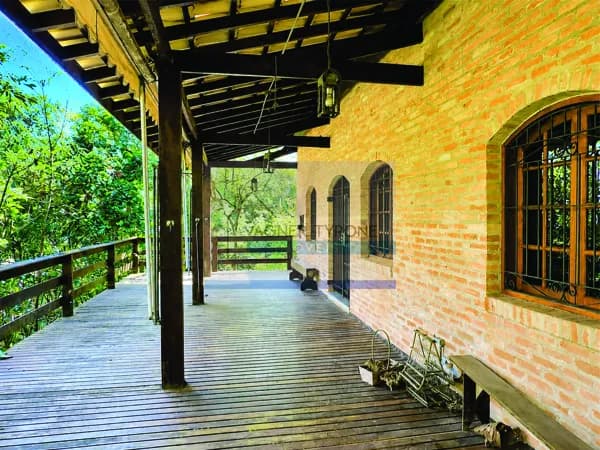 🌳 Chácara encantadora à venda no Reserva do Peroba – Exclusividade, natureza e estilo rústico na Granja Viana