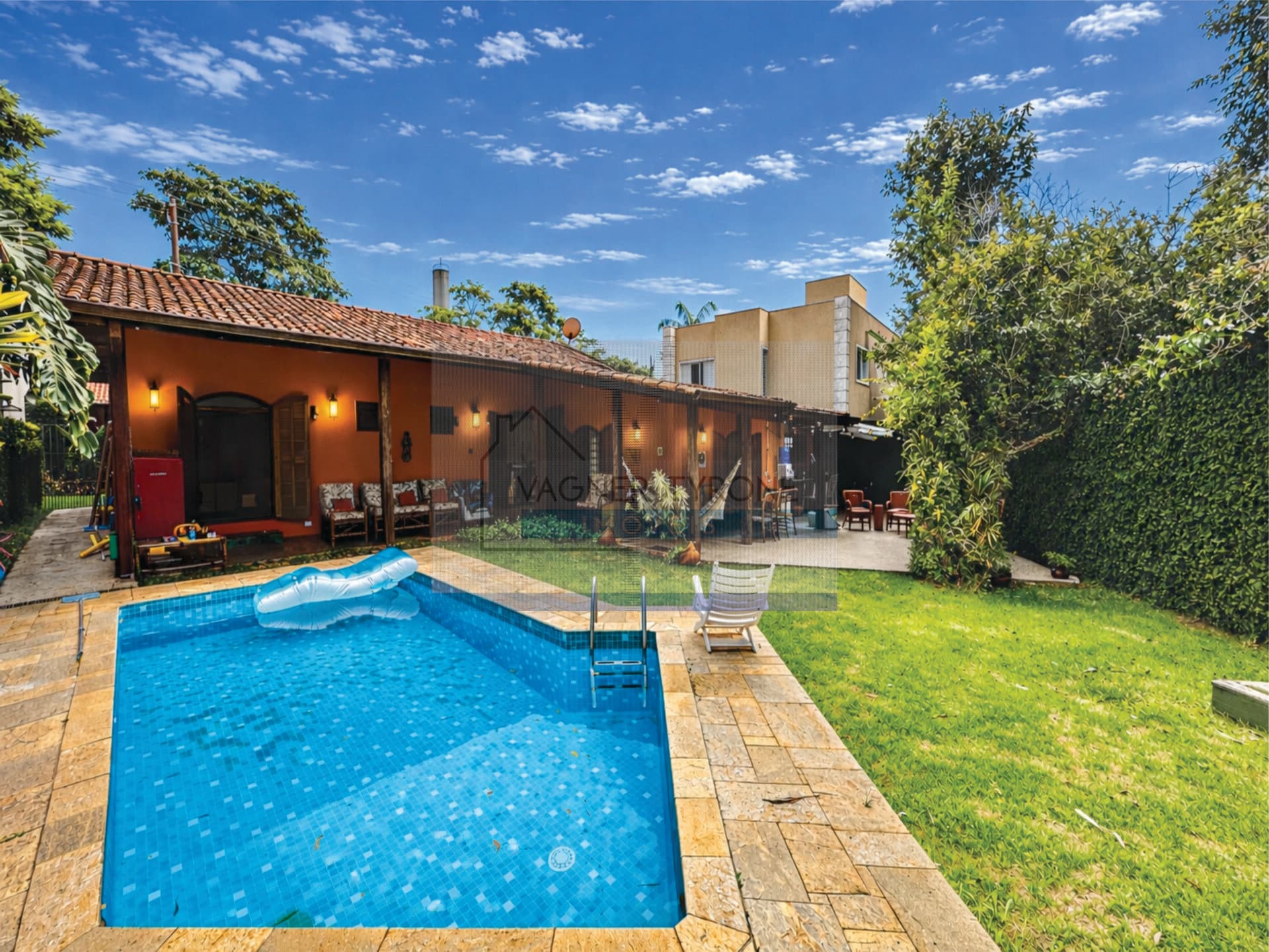 Casa Térrea Avarandada com Piscina, Vista para Área Verde e Total Privacidade no São Paulo II