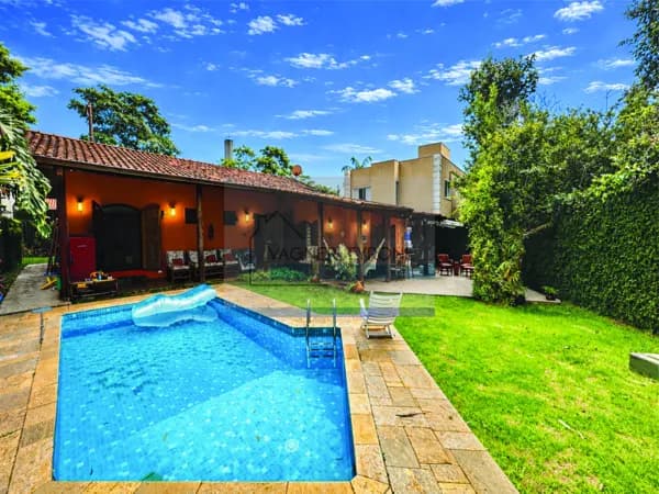 Casa Térrea Avarandada com Piscina, Vista para Área Verde e Total Privacidade no São Paulo II