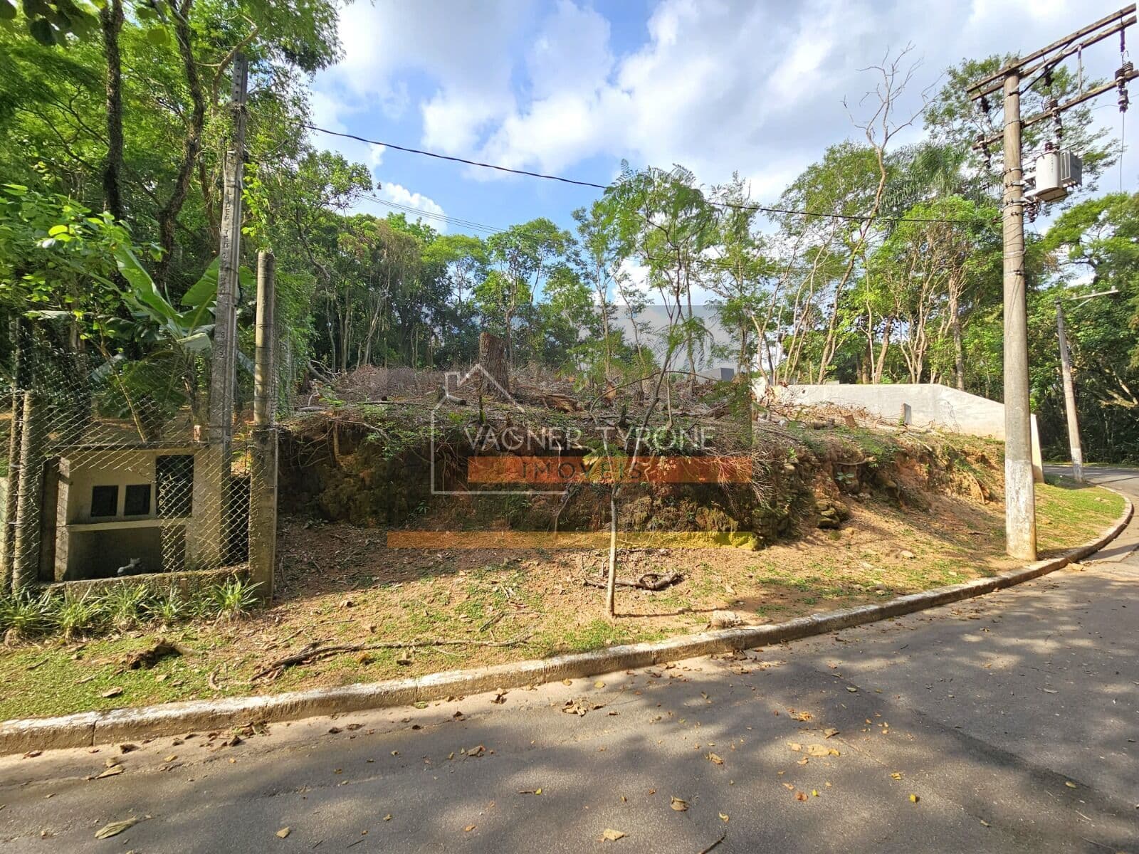 Terreno à Venda no Condomínio Vila de São Fernando – Granja Viana