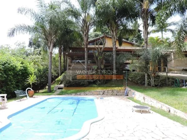 Casa à Venda na Fazendinha – Arquitetura integrada, vista para o verde e área de lazer completa