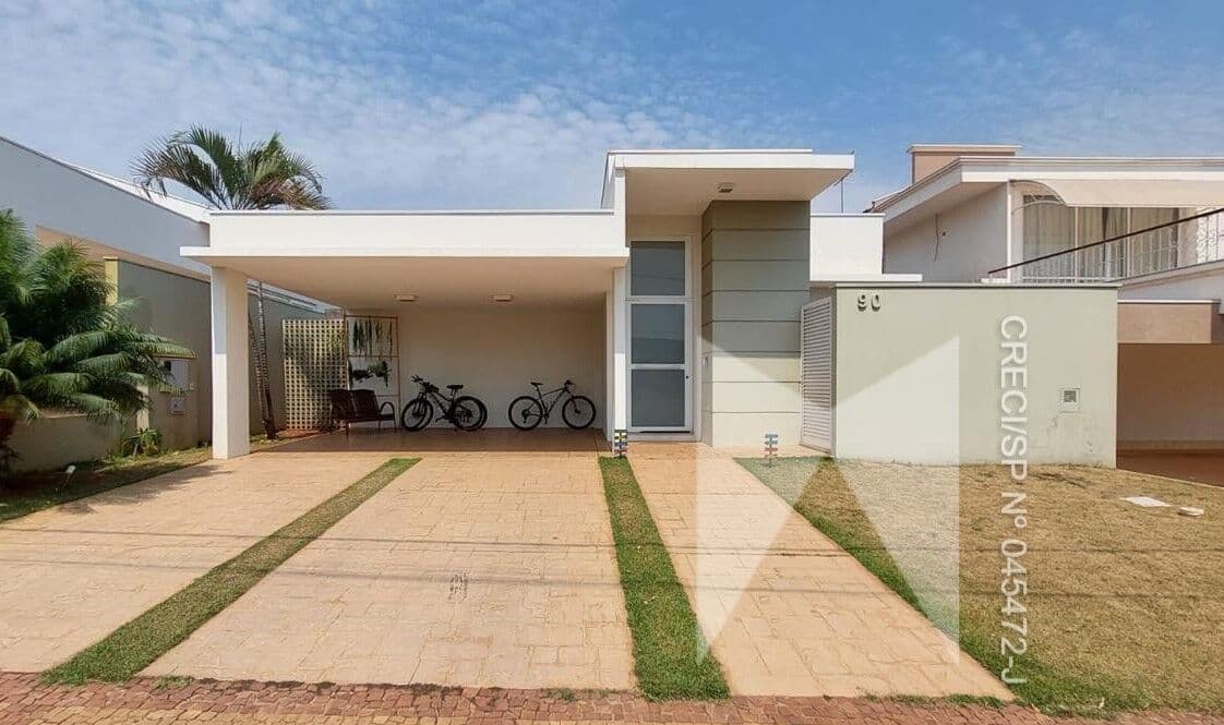 Residência de Alto Padrão com 3 Dormitórios e Piscina no Cond. Salto Grande I