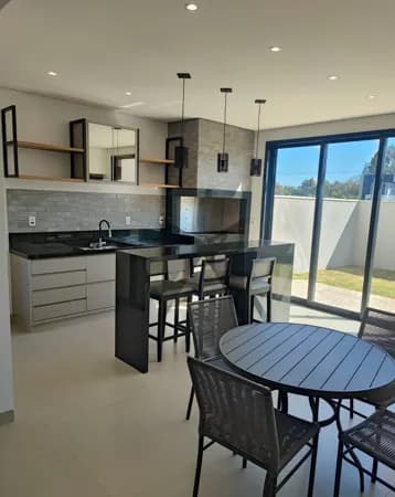 Sobrado com projeto moderno e acabamento de alto padrão no condomínio Residencial Volpi, em Araraquara-SP