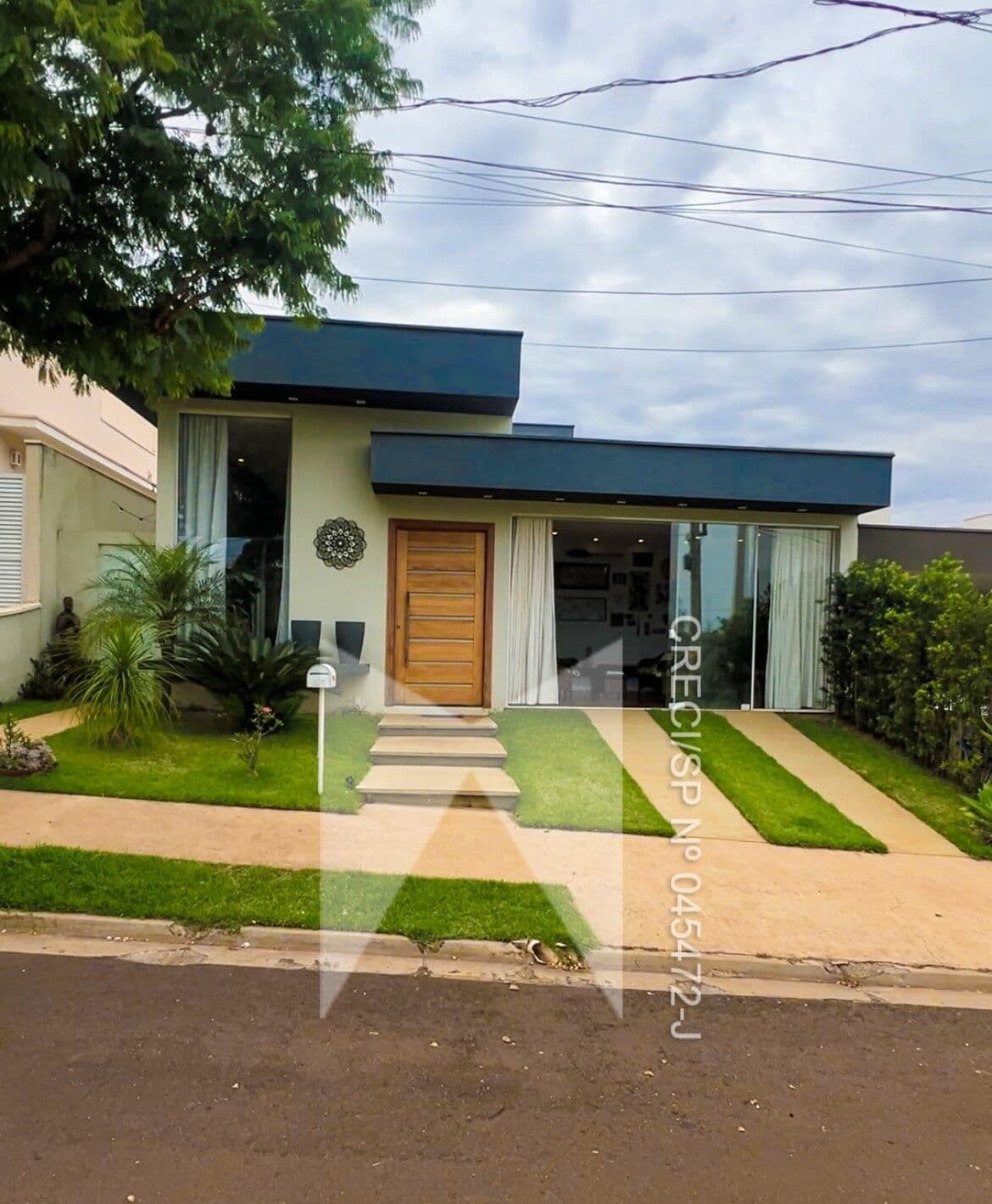 Residência de Alto Padrão com 2 Suítes no Cond. Village Damha II