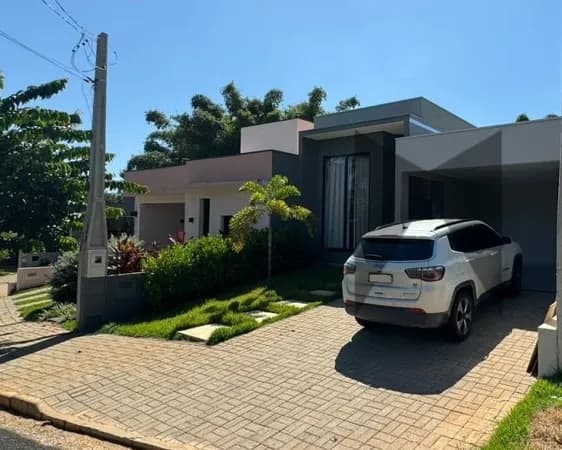Residência com Piscina no Condomínio Vale do Campo em Araraquara - SP
