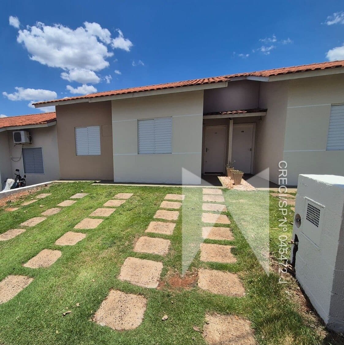 Residência repleta de planejados no Condomínio Villagio Do Sol