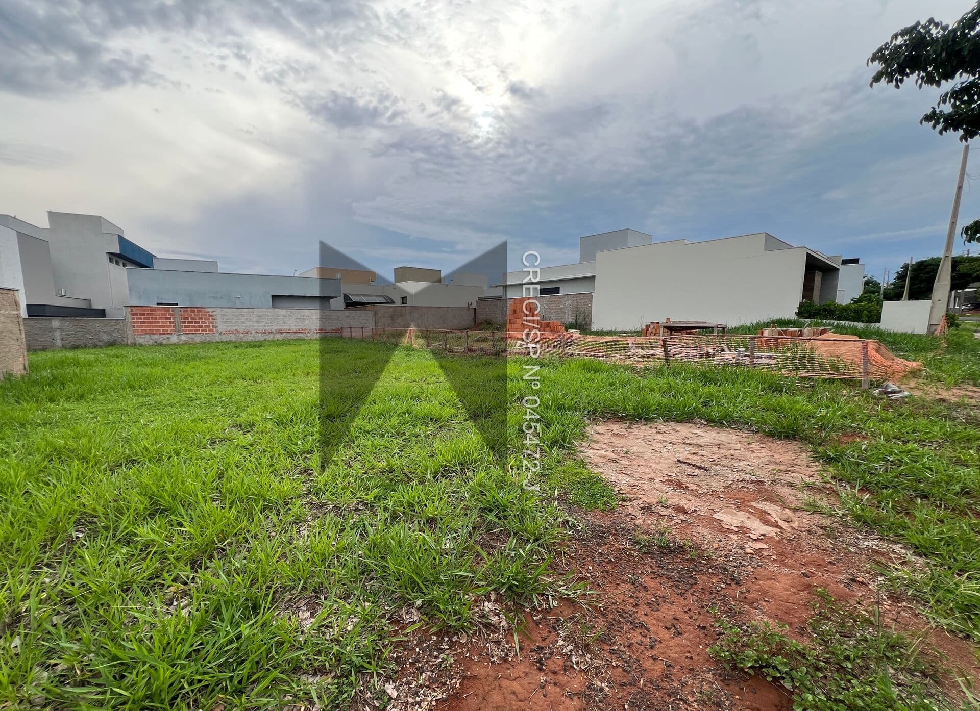 🏡 2 Terrenos à Venda no Condomínio Village Damha III