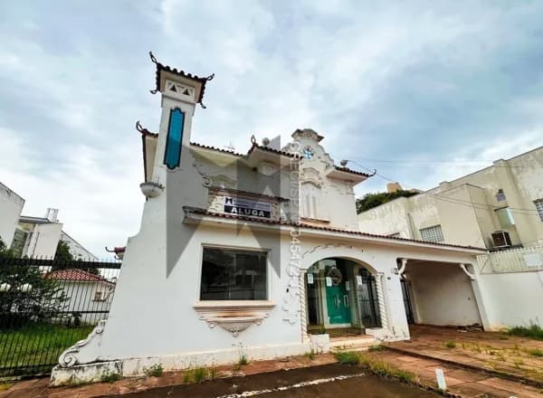 Residência com Arquitetura Neocolonial para Venda e Locação no Centro de Araraquara.
