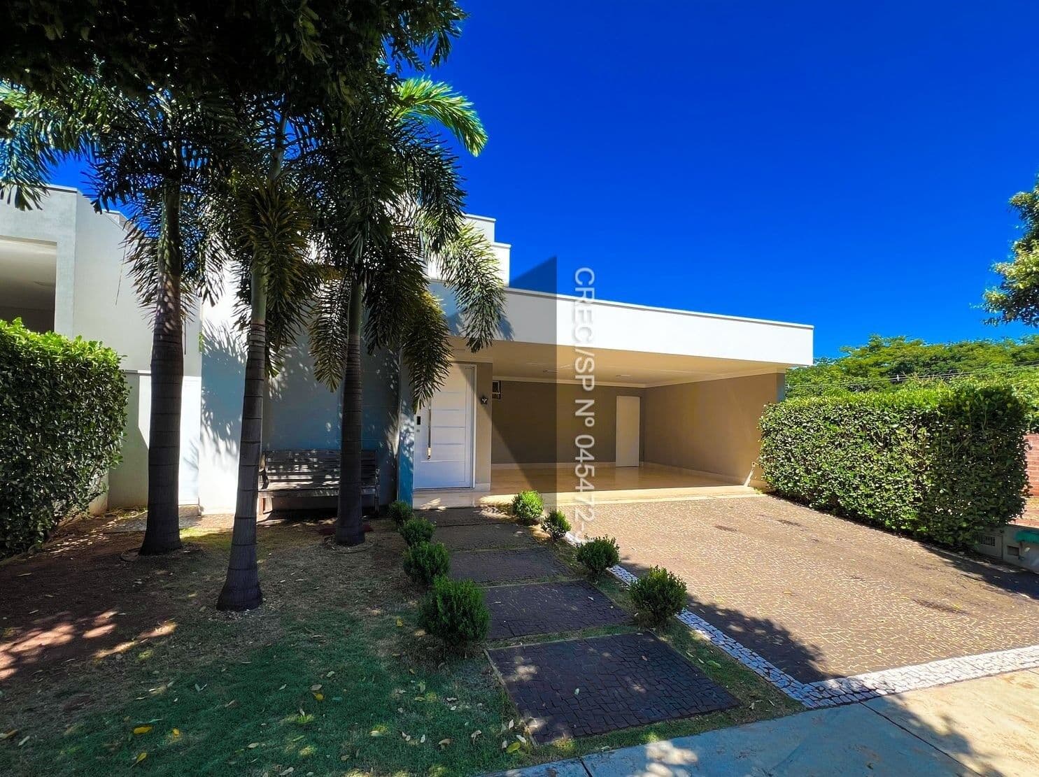 Residência com piscina no Cond. Quinta das Tipuanas