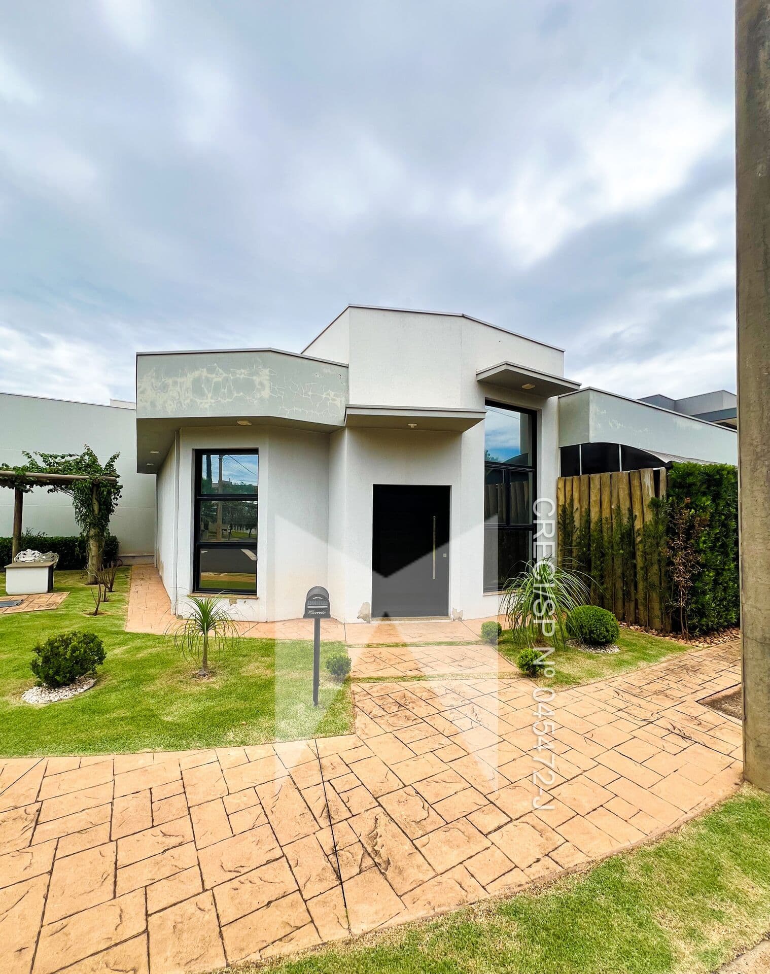 Residência de Esquina no Village Damha III com amplo Jardim, em Araraquara-SP