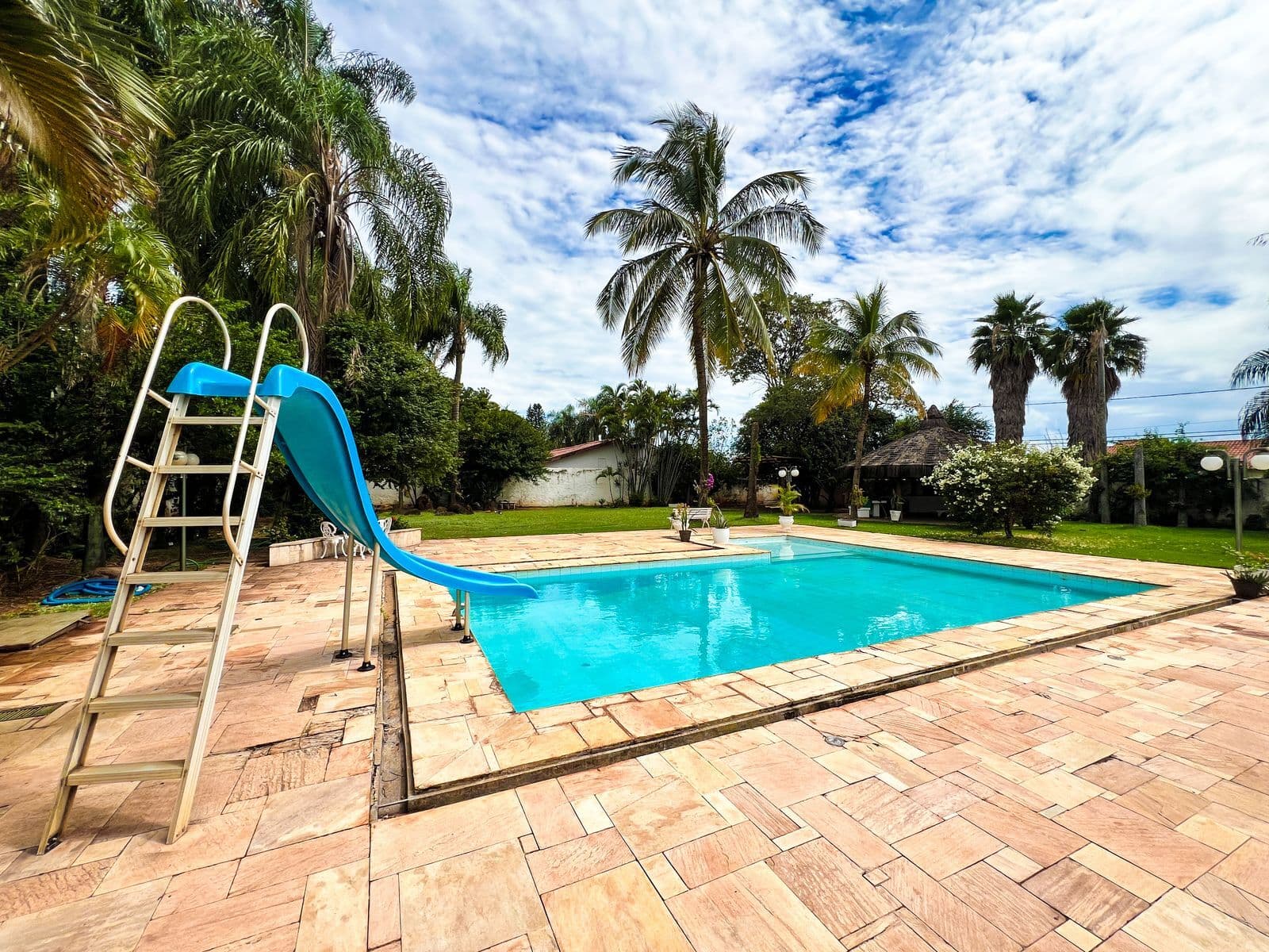 Residência de Alto Padrão para Locação 6 Dormitórios e Piscina na Vila Harmonia.