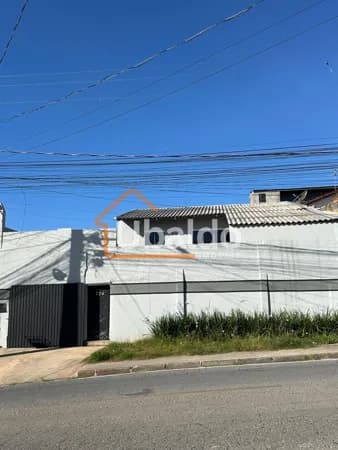 🏡 Casa Ampla com Espaço nos Fundos