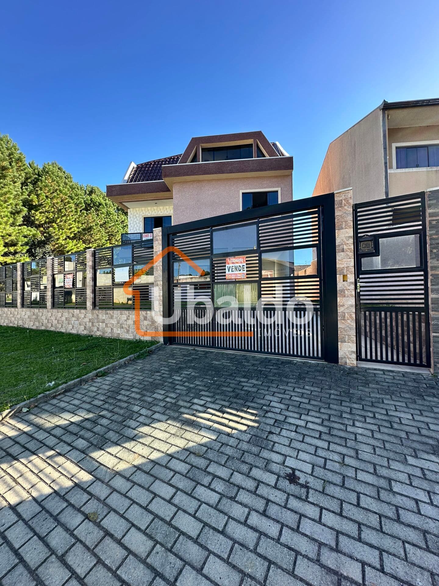 Triplex de Esquina no Centro de Araucária – 174m²