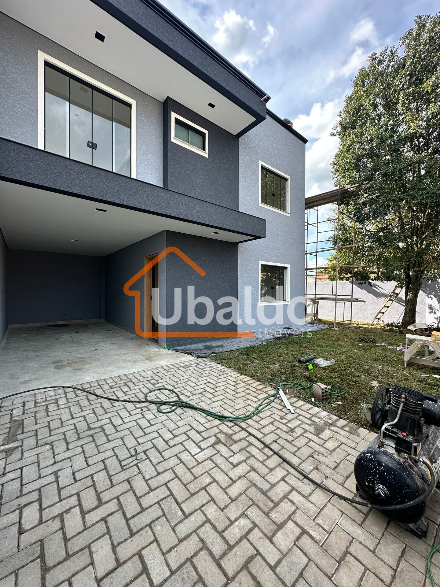 Sobrado de esquina à venda com 3 quartos no bairro Iguaçu – Amplo terreno – R$ 741.000