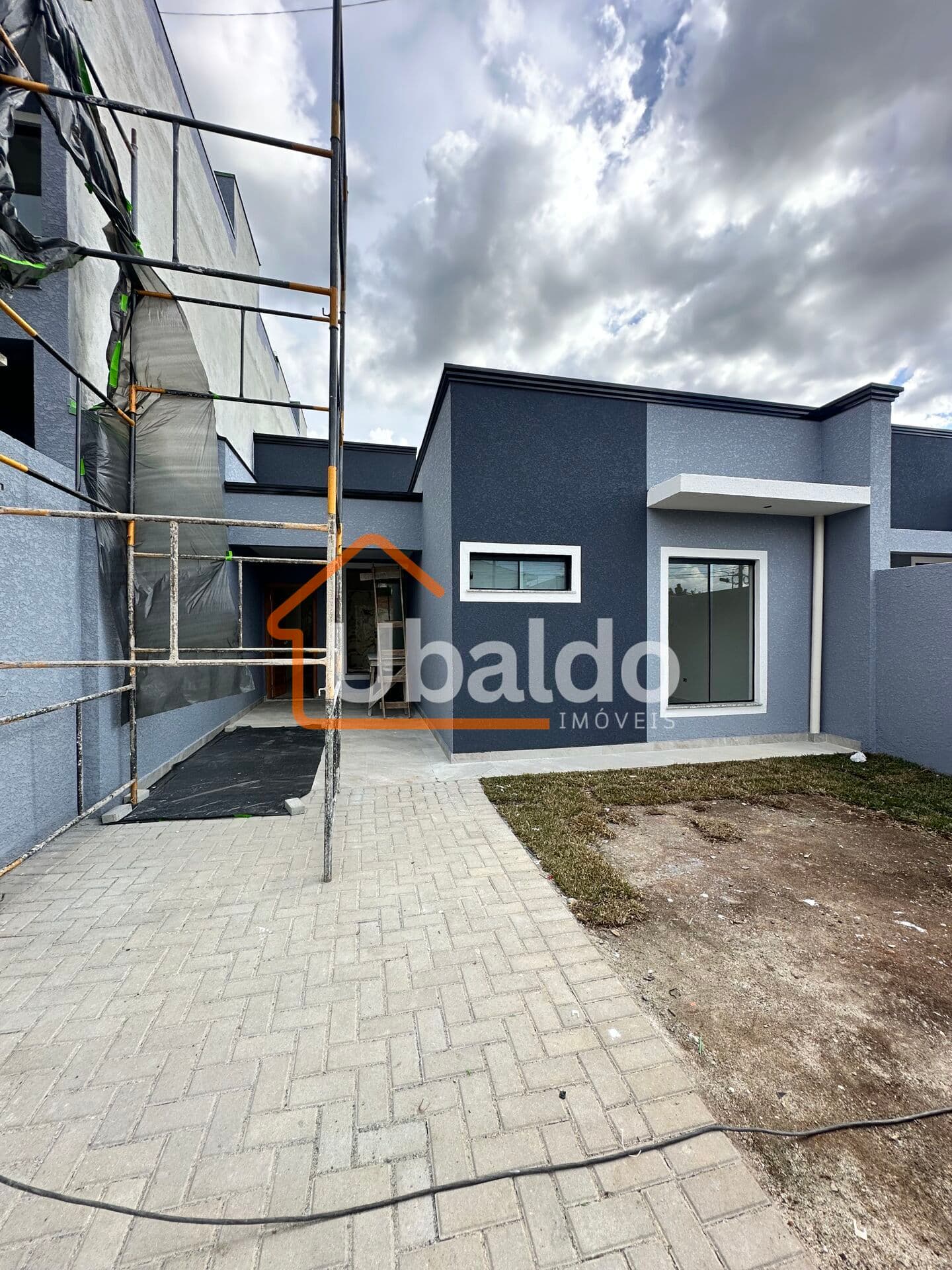 Casa à venda com 3 quartos, suíte e pé direito duplo no bairro Iguaçu – R$ 505.000