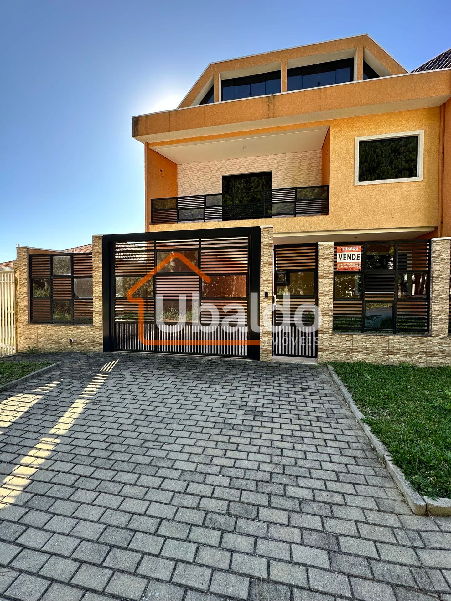 Triplex de Esquina no Centro de Araucária à Venda