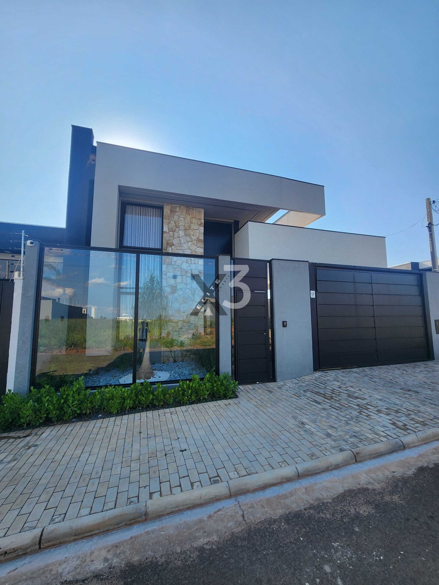Luxuosa Casa Térrea com 4 Suítes