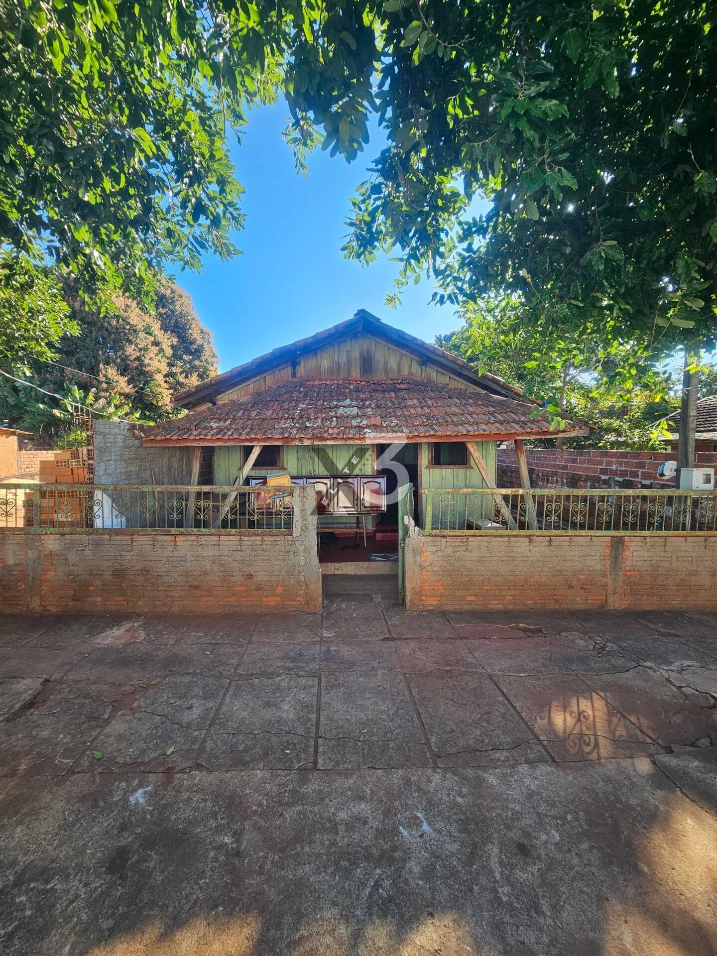 Terreno comercial/residencial em frente a Escola Estadual