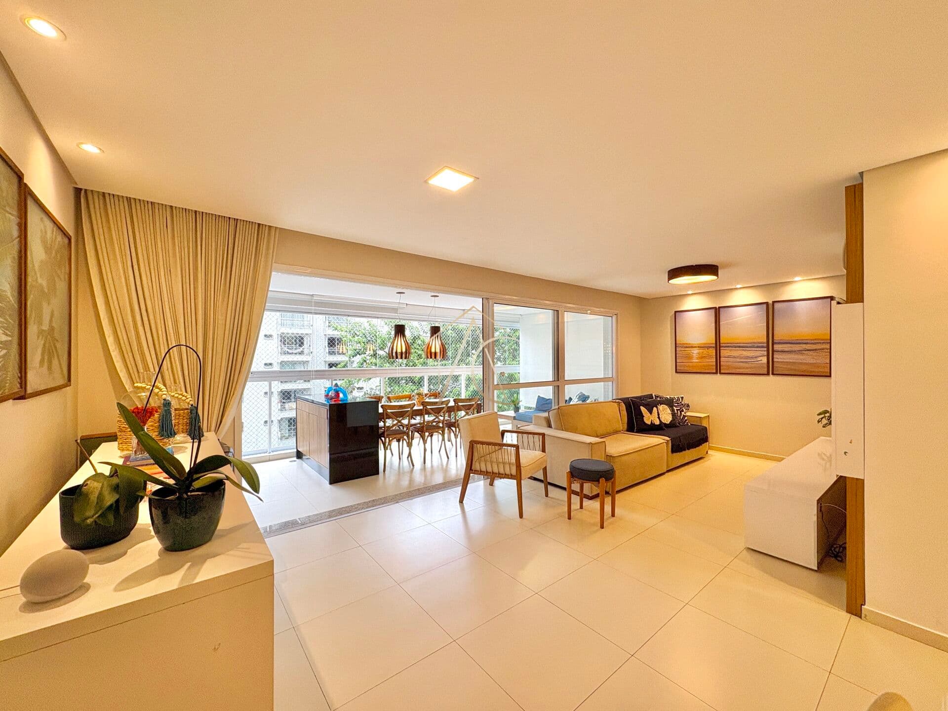 Apartamento à Venda na Praia das Pitangueiras, Guarujá - SP