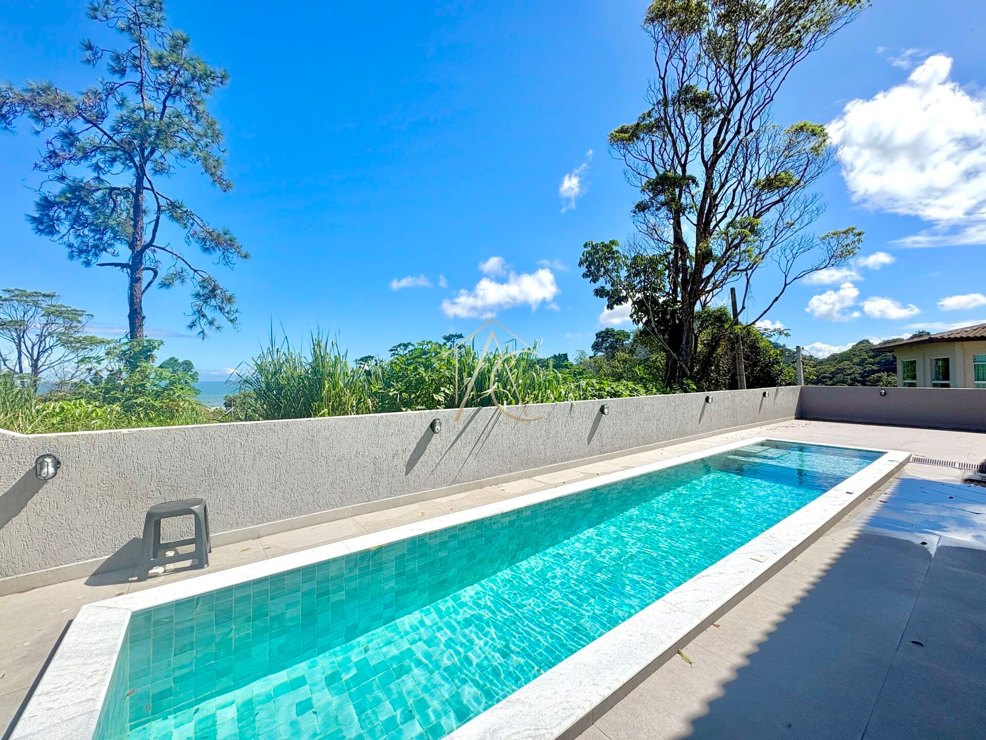 Casa à Venda na Praia da Enseada, Guarujá - SP