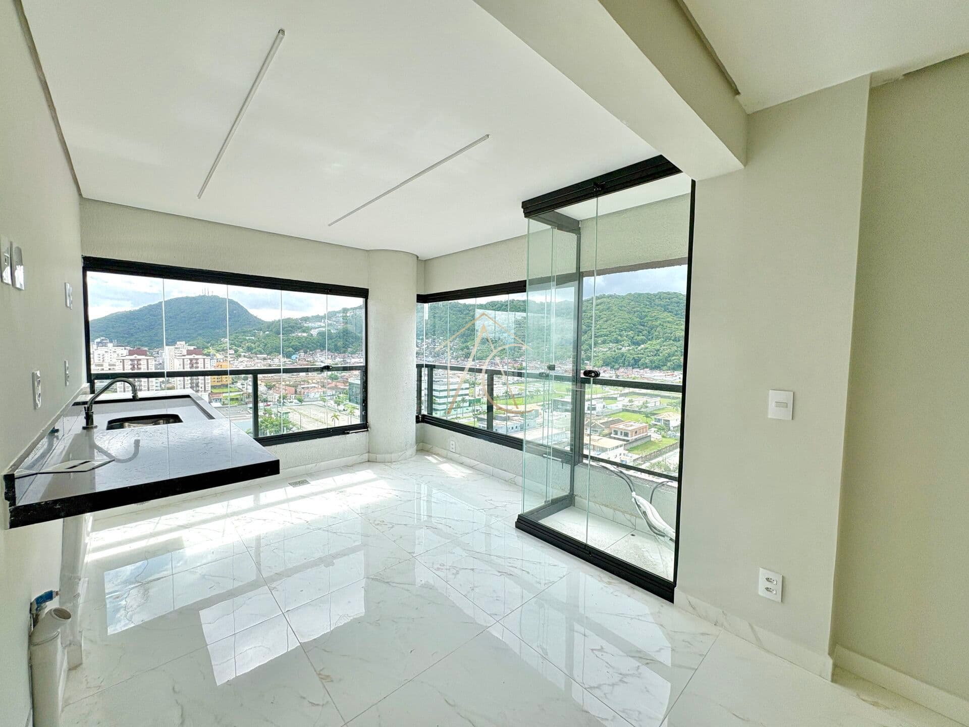 Apartamento à Venda na Praia da Enseada, Guarujá - SP