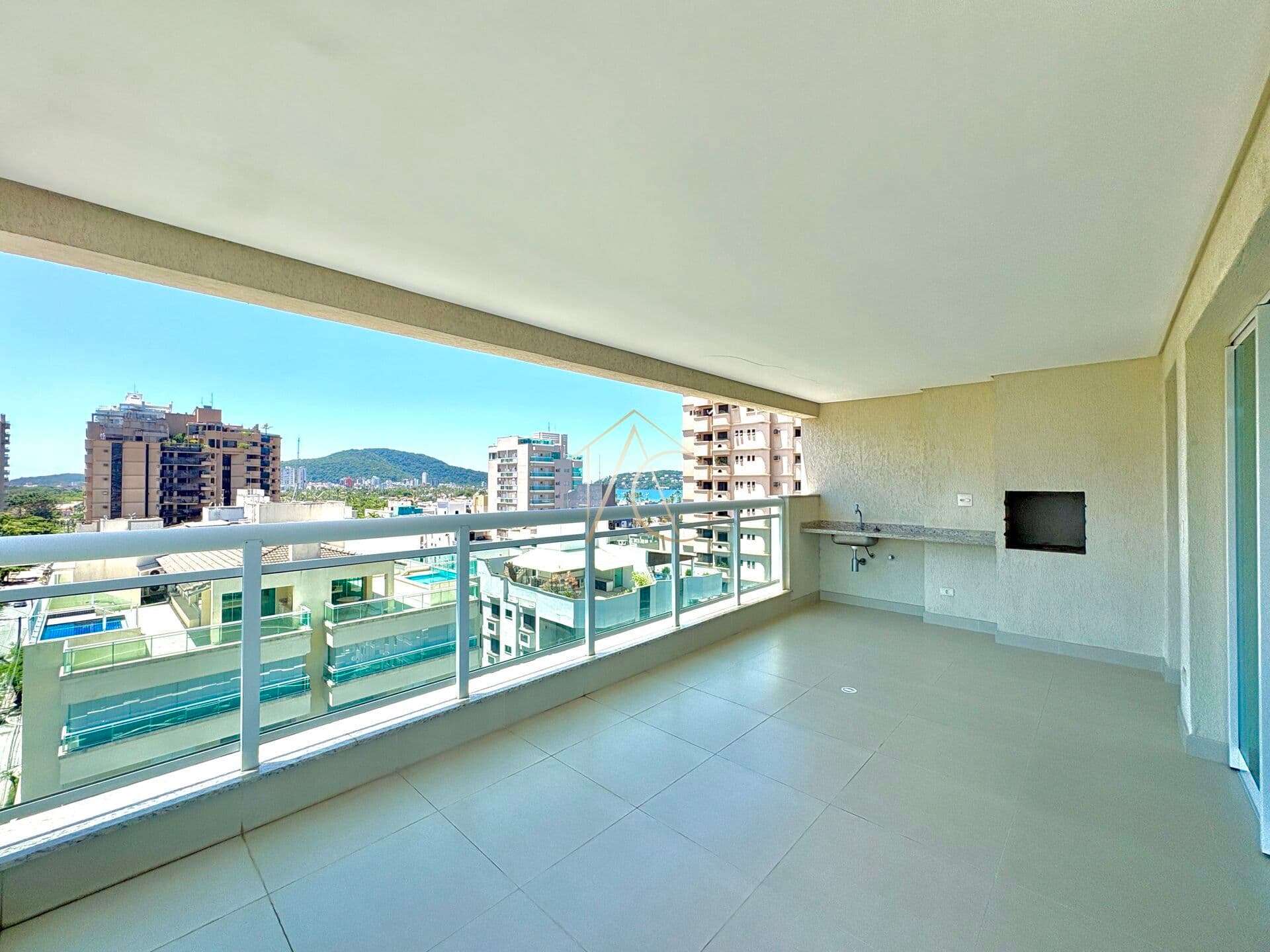 Apartamento à Venda na Praia da Enseada, Guarujá - SP