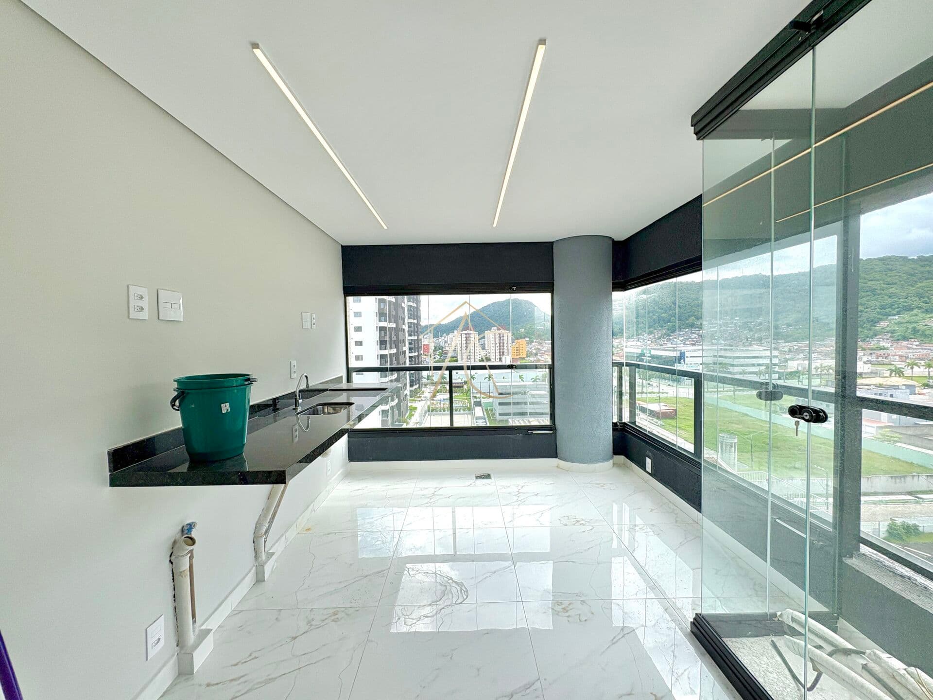 Apartamento à Venda na Praia da Enseada, Guarujá - SP