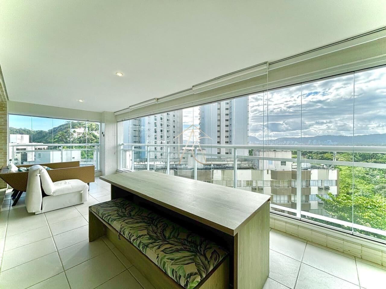Apartamento à venda na Praia da Enseada - Guarujá, SP