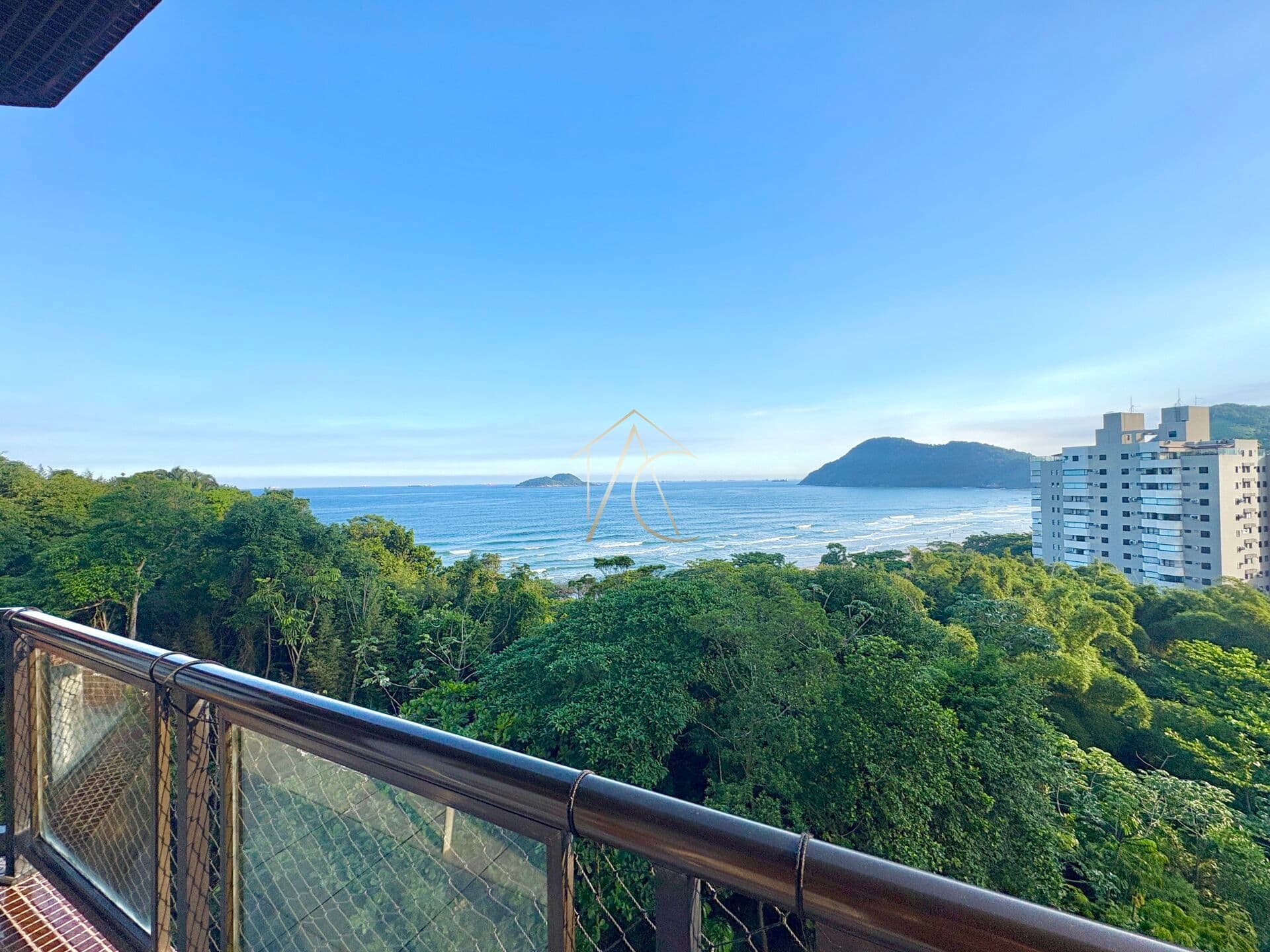 Apartamento à Venda na Praia do Tombo, Guarujá - SP