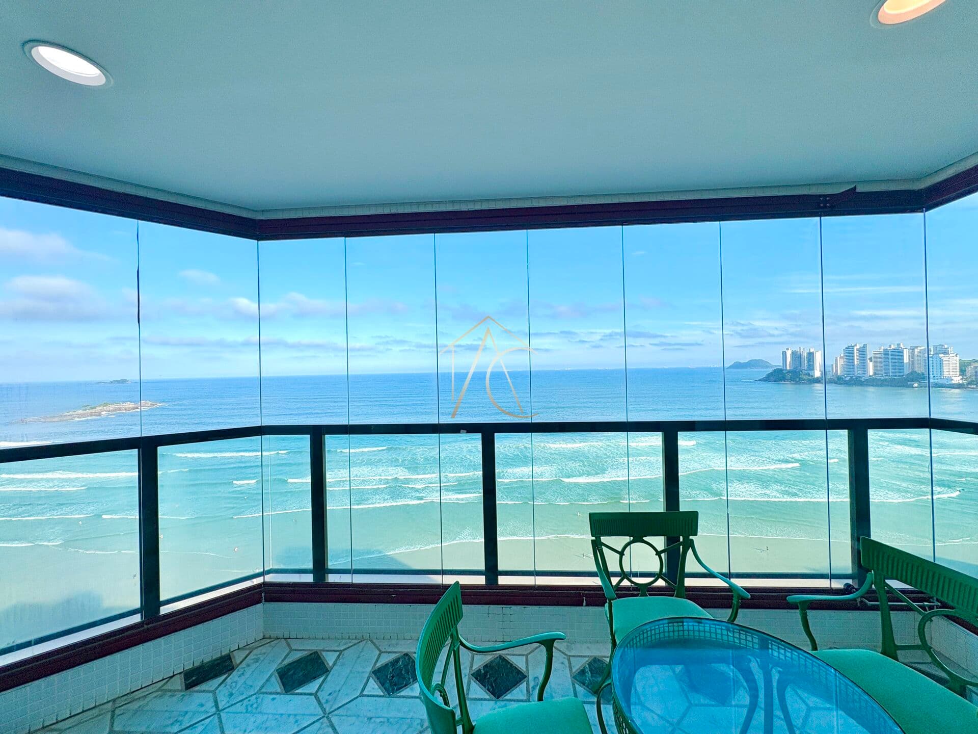 Apartamento à Venda Frente Mar na Praia das Pitangueiras, Guarujá - SP