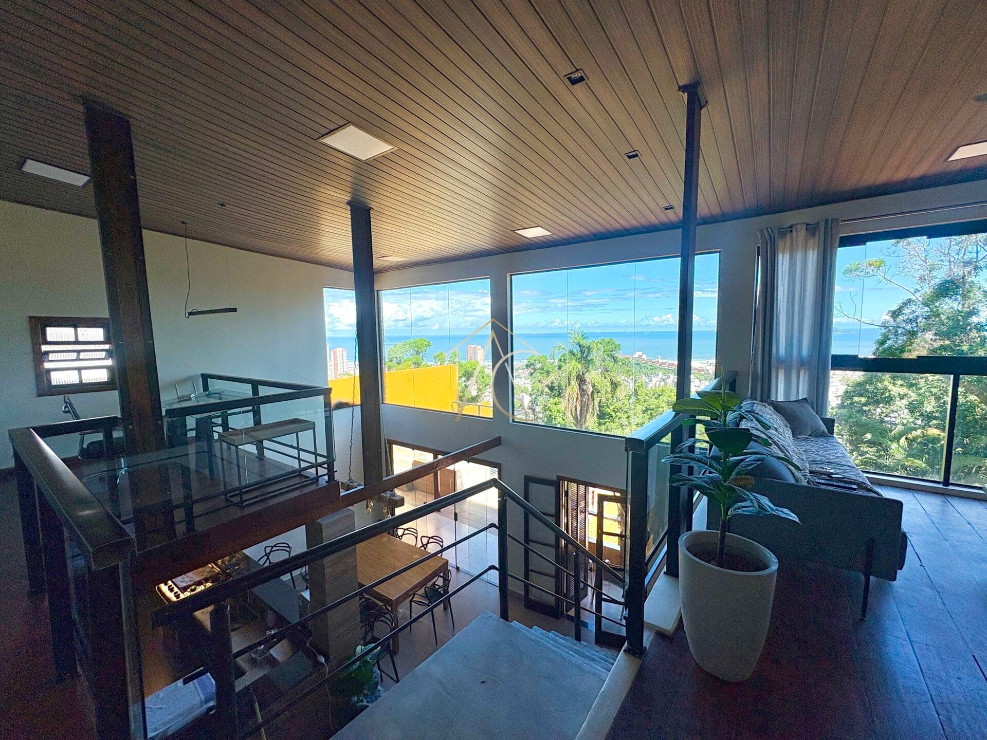 Casa à Venda na Praia da Enseada, Guarujá - SP
