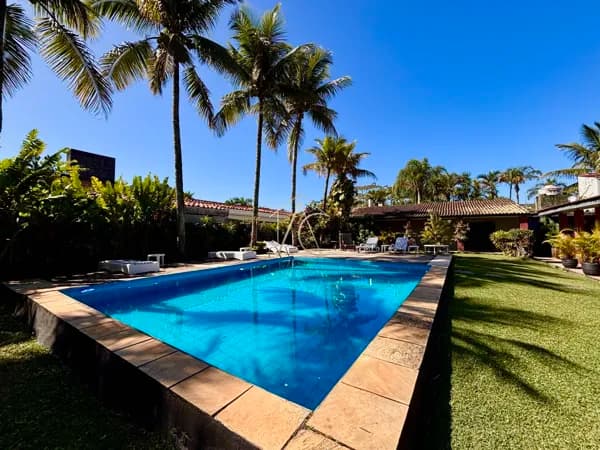 Casa à Venda na Praia do Pernambuco, Guarujá - SP