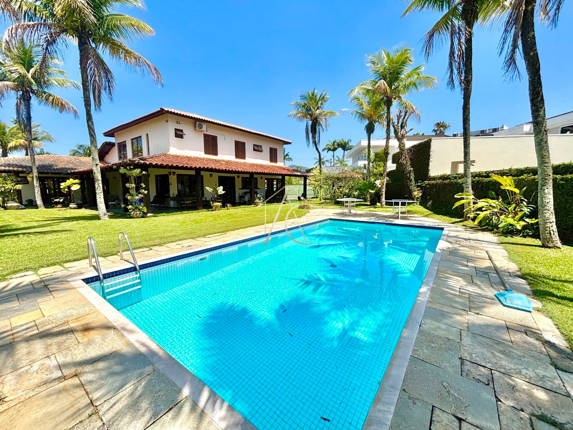 Casa à venda no Condomínio Jardim Acapulco - Guarujá, SP