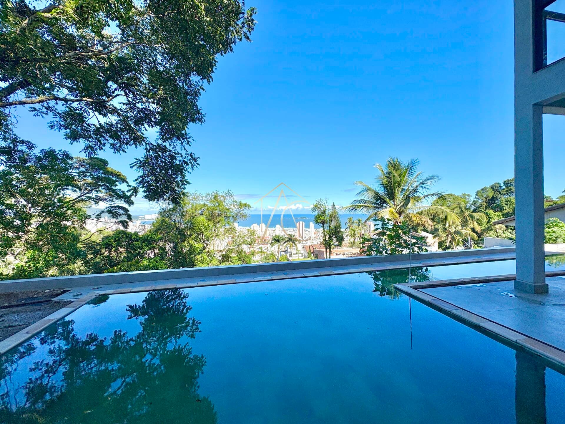 Casa à Venda na Praia da Enseada, Guarujá - SP