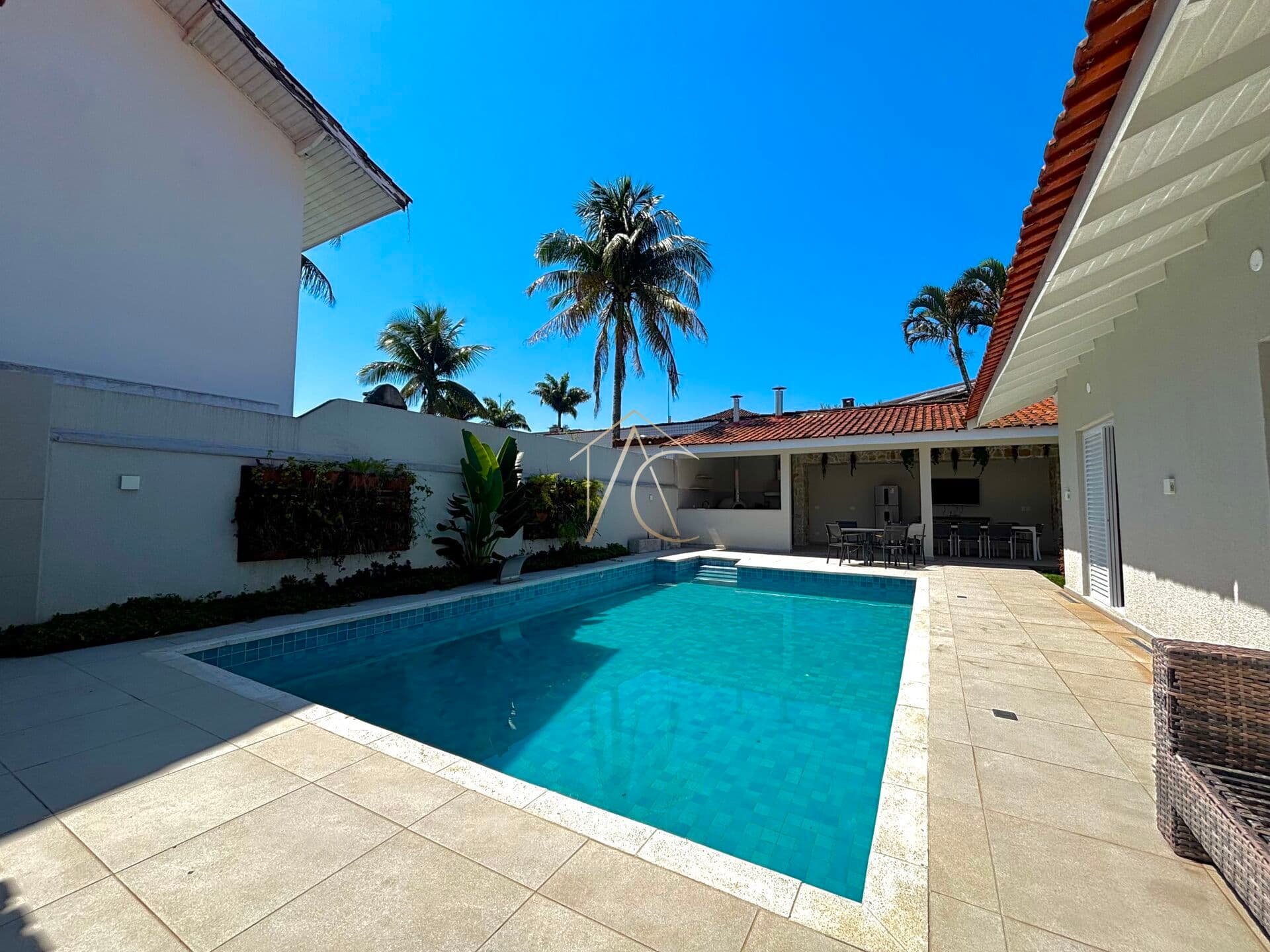Casa à venda no Condomínio Jardim Acapulco - Guarujá, SP