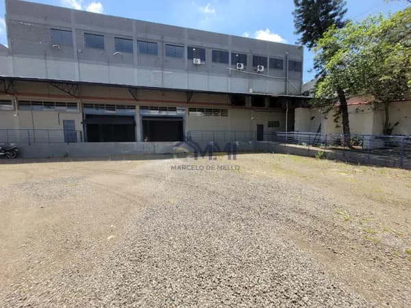 PAVILHÃO COMERCIAL/INDUSTRIAL PARA ALUGAR COM 762,00m² - ÁREA DE MANOBRAS E DOCAS