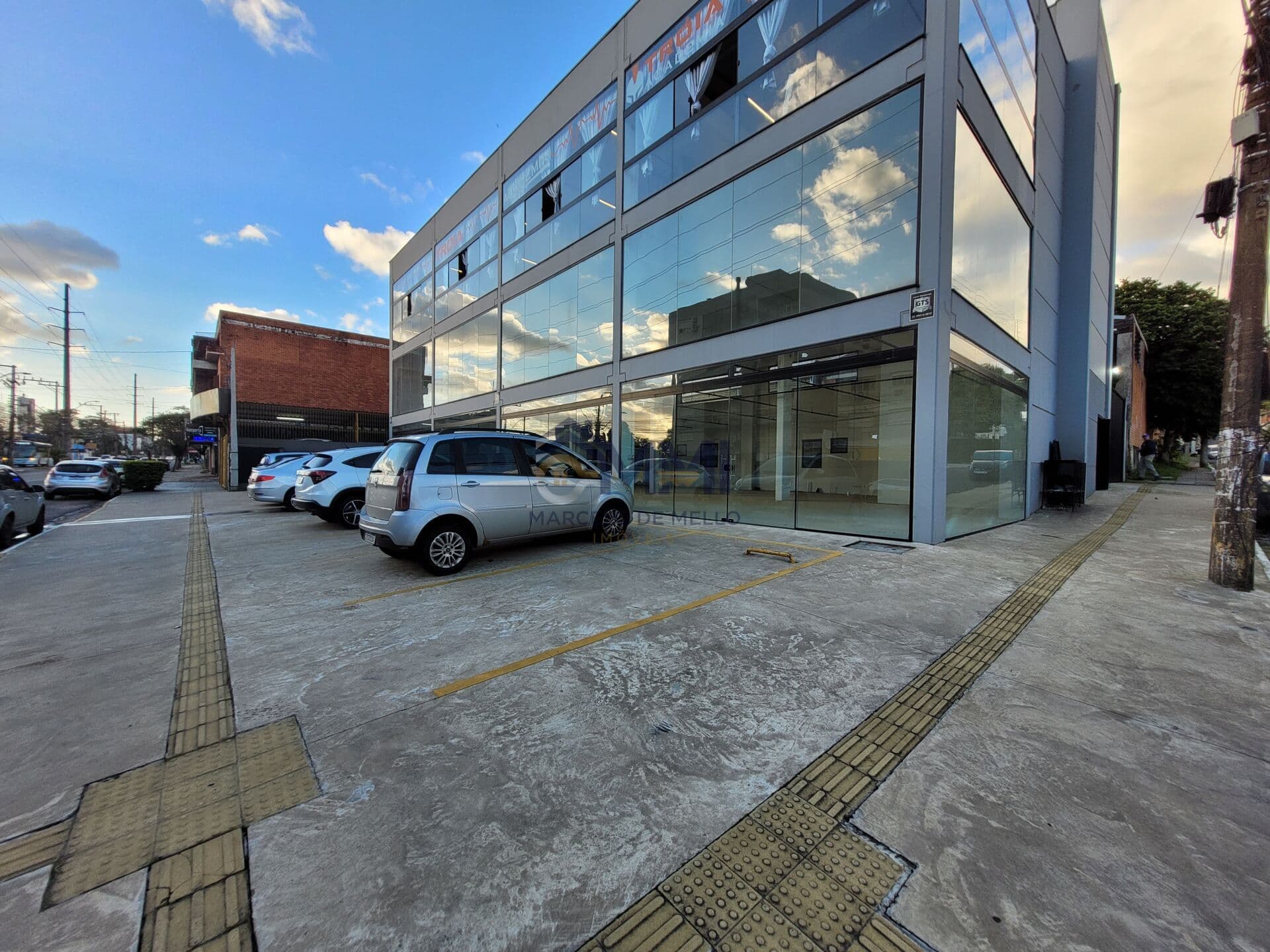 Loja Comercial Nova com Estacionamento Próximo ao Trem NH