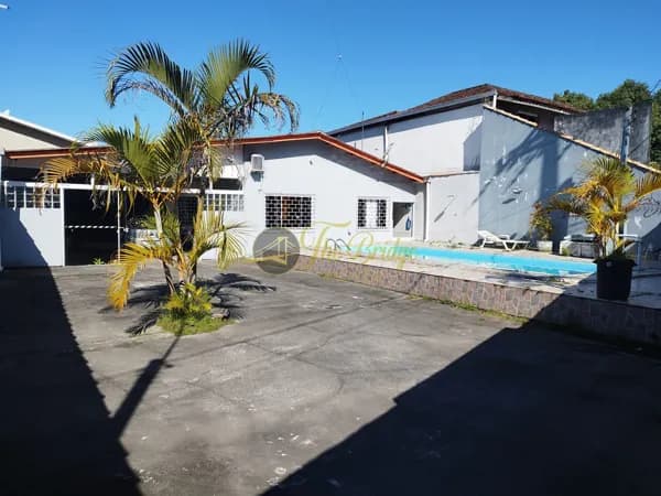 Casa com 3 quartos e piscina em Matinhos