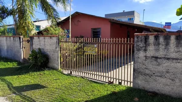 Casa com 4 Quartos e Terreno Amplo – Matinhos/PR