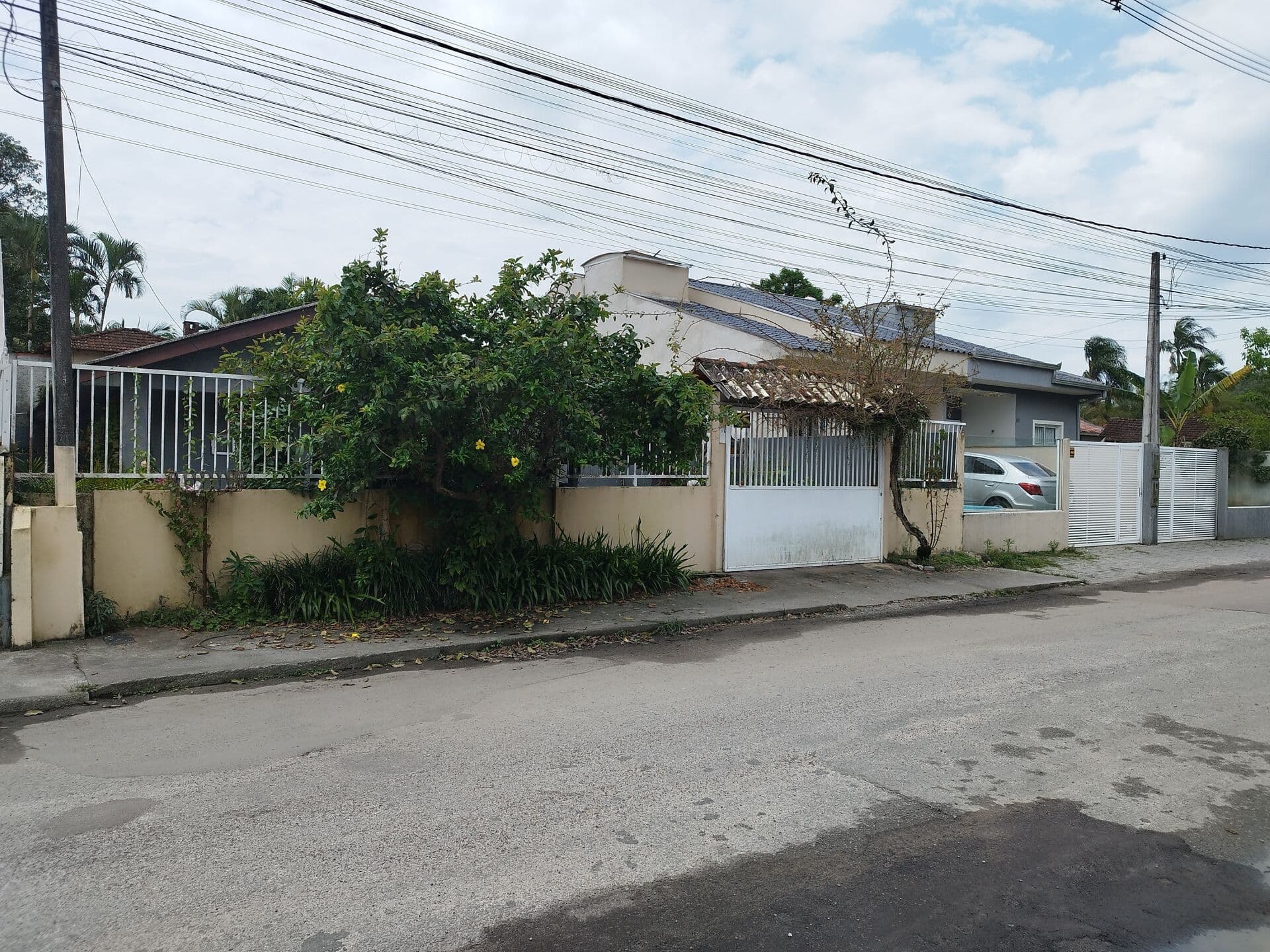 Casa com 4 Dormitórios, Piscina e Amplo Terreno em Matinhos
