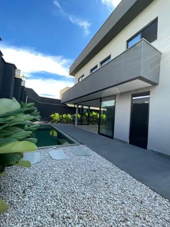 Sobrado no Jardins Capri, 4 suítes, 282 m² e 349 m² de terreno.
