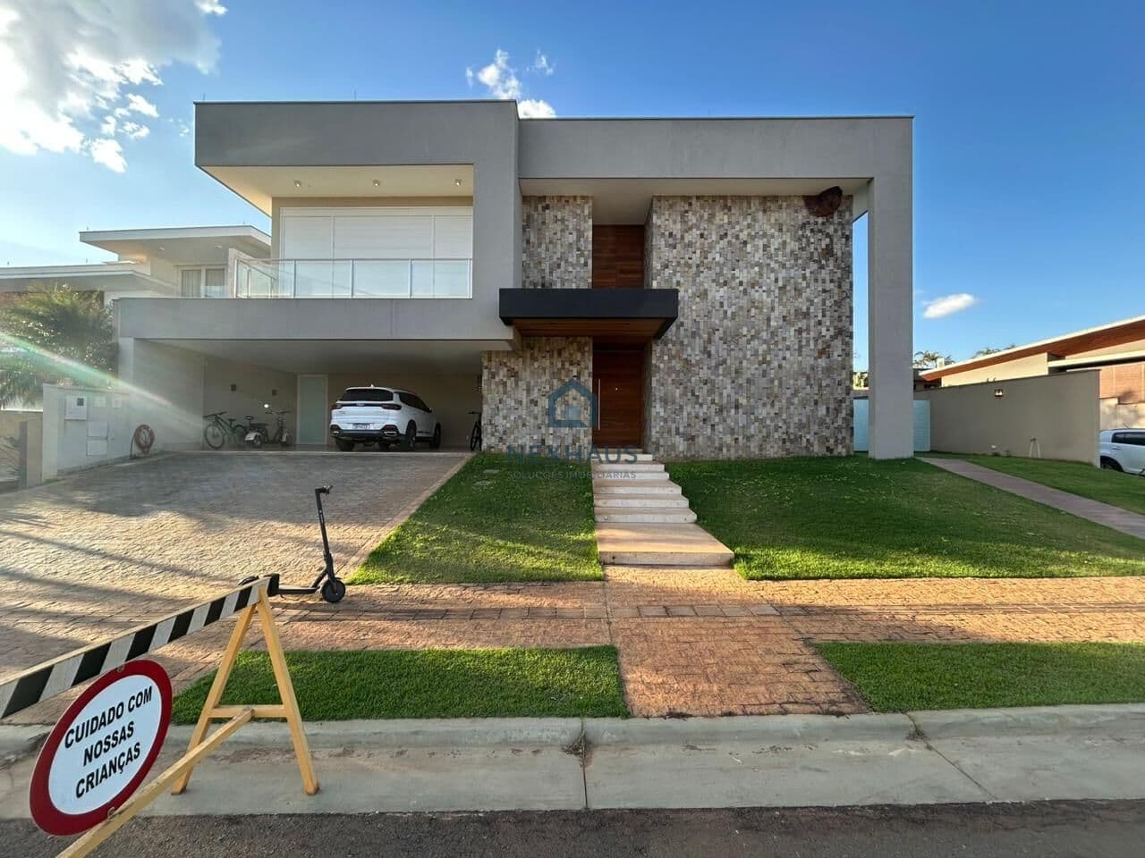 Sobrado no Jardins Munique, 5 suítes, 630 m² de construção, 802 de terreno.