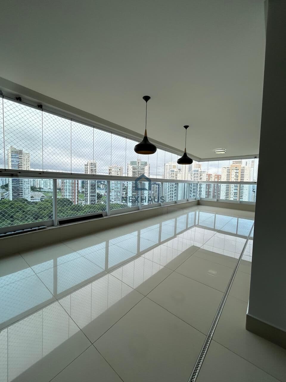 Apartamente no The One , 3 suítes , 177m2 e 3 vagas .