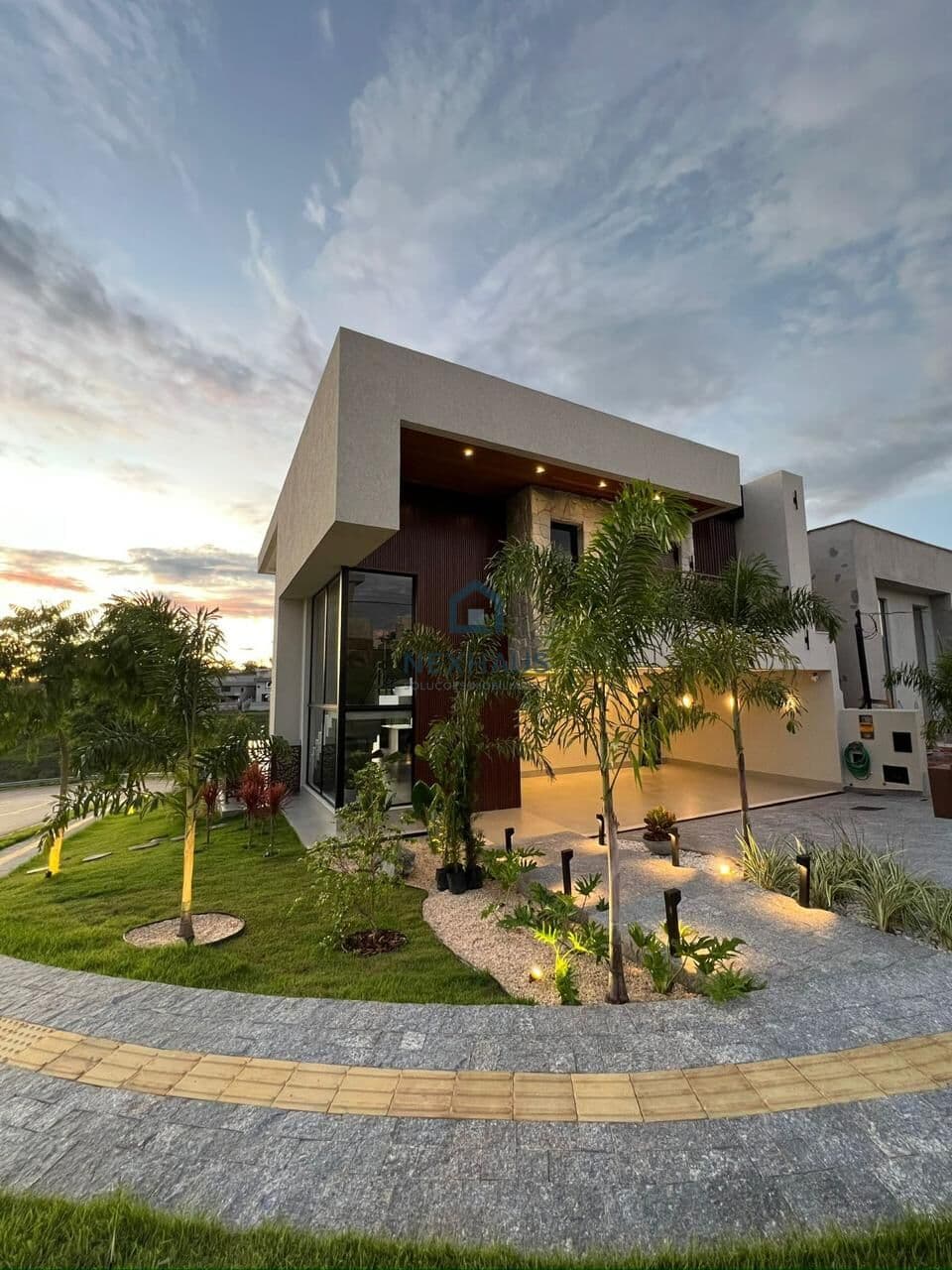 Triplex no Jardins Bolonha , 8 Suítes , Terreno com 368m2 e Área construída 370m2.