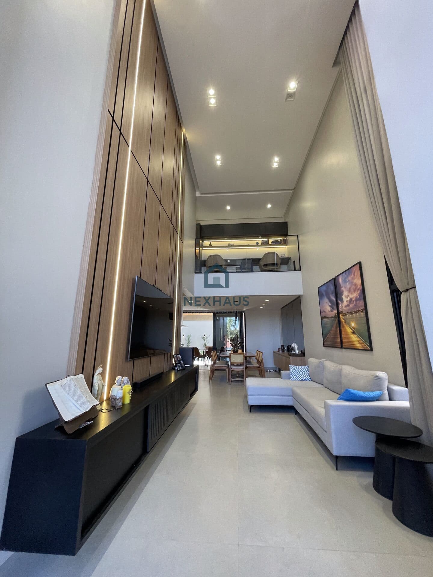 Sobrado Mobiliado no Jardins Capri, 4 suites plenas, 315 m de terreno.