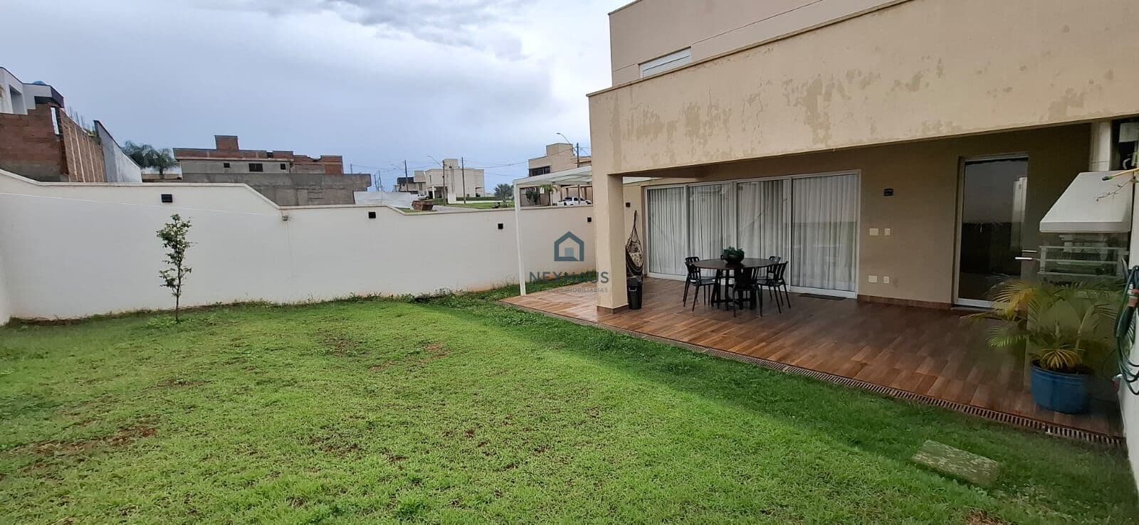 Casa no Jardins Capri, 3 suítes, 2 vagas