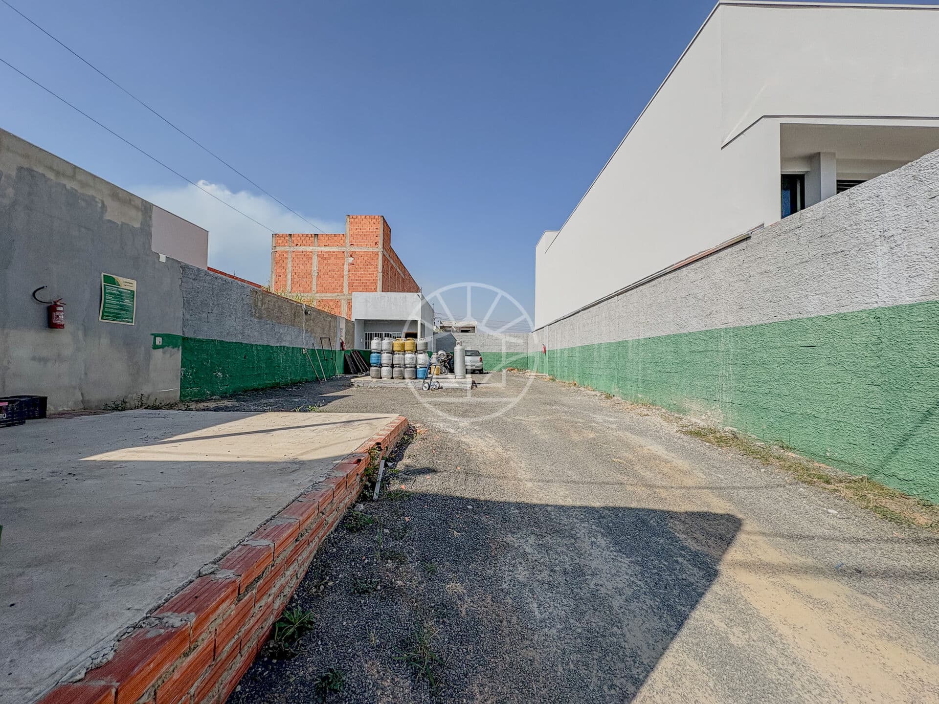 Terreno plano e murado, residencial ou comercial, de 250m² na cidade de Salto/SP