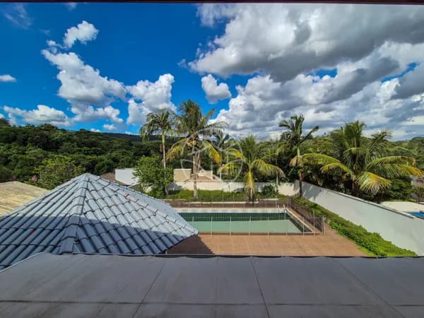 Casa Condomínio - situada em um lote privilegiado com fundo para a preservação permanente da Mata Atlântica e da Estrada Parque.