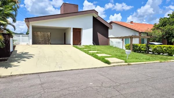 Casa Condomínio - situada em um lote privilegiado com fundo para a preservação permanente da Mata Atlântica e da Estrada Parque.